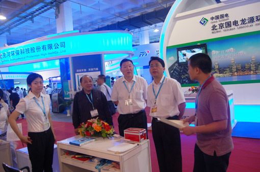 /></p><p style=text-align:center;>省環(huan)保廳(ting)副廳(ting)長(chang)黃文沐現場觀看廣東參(can)展企業</p><p><br/></p></div>
						<div   id=