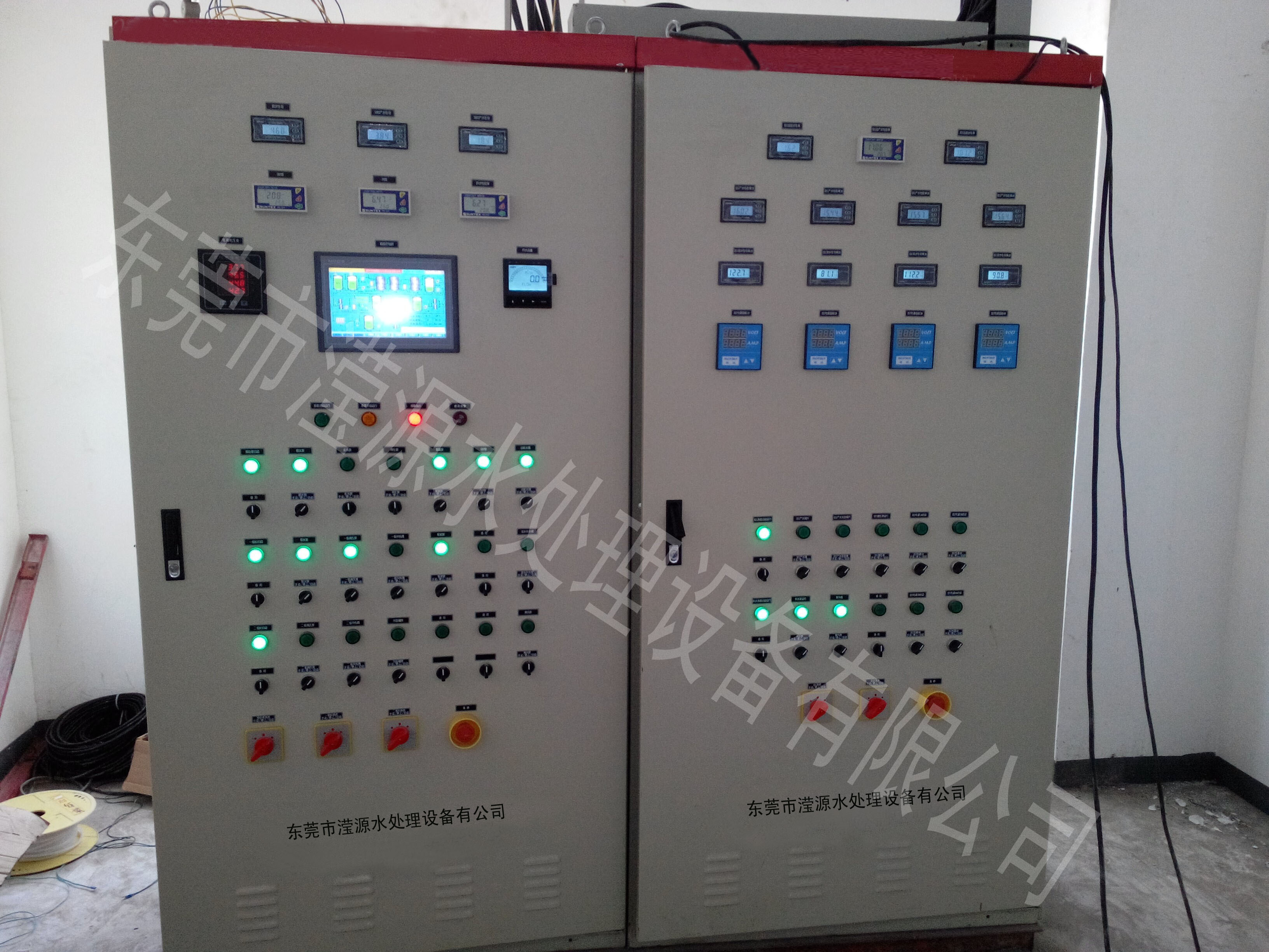 /></p><p>此(ci)外，通常采用改(gai)變生(sheng)化池曝氣量(liang)來對DO進行調節，作(zuo)為活(huo)性污(wu)泥(ni)工藝中能耗較大的(de)工藝單元，控制曝氣冗余是降低污(wu)水處理成本的(de)有效(xiao)手(shou)段。</p><p>二、實驗工藝與方法</p><p>1、PLC控制單元</p><p>PLC控制單元包括：中央處理單元（含數字量輸入、輸出模塊），模擬量輸入、輸出模塊，它們在工作中組成了一個閉環自動化控制系統。該單元的控圖1閉環控制系統Ｆig.1　CLOSeDLOOPcONtROLSySteM制流程如圖1所示，通過熒光法溶氧儀對曝氣池中的DO值進行檢測，采集到的信號經由<a href=//zhihuimeivip.com/products/>PLC控</a>制單元(yuan)內編寫的程序處理，并輸出給變頻器(qi)來完成對鼓(gu)風機的調速、控(kong)制其(qi)曝氣量來調節DO值。</p><p>2、　自動化控制方(fang)案(an)設計</p><p>熒光法溶氧儀采集到的模擬量信號經由模擬量輸入模塊，將模擬量信號轉換為數字量信號（A/D信號轉換），經中央處理單元內編制的程序處理后通過模擬量輸出模塊（D/A信號轉換）輸出給變頻器的模擬量端子，來完成對鼓風機的變頻調速，如圖2所示。在中央處理單元處理模擬量信號的過程中，通過引入PID控制，使其相對于常規<a href=//zhihuimeivip.com>自動化控制程序</a>的控制精度更高。</p><p> </p></div>
						<div   id=